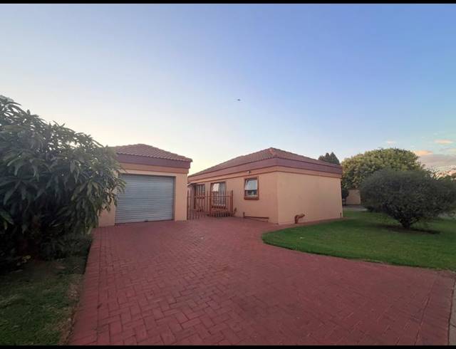 2 BEDROOM TOWNHOUSE FOR SALE IN VANDERBIJLPARK CE 2